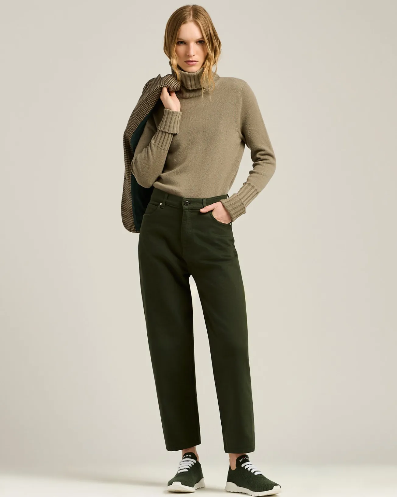 BEIGE CASHMERE TURTLENECK SWEATER