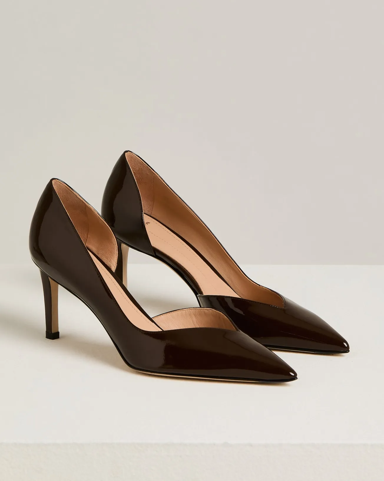 BROWN PATENT LEATHER PUMPS