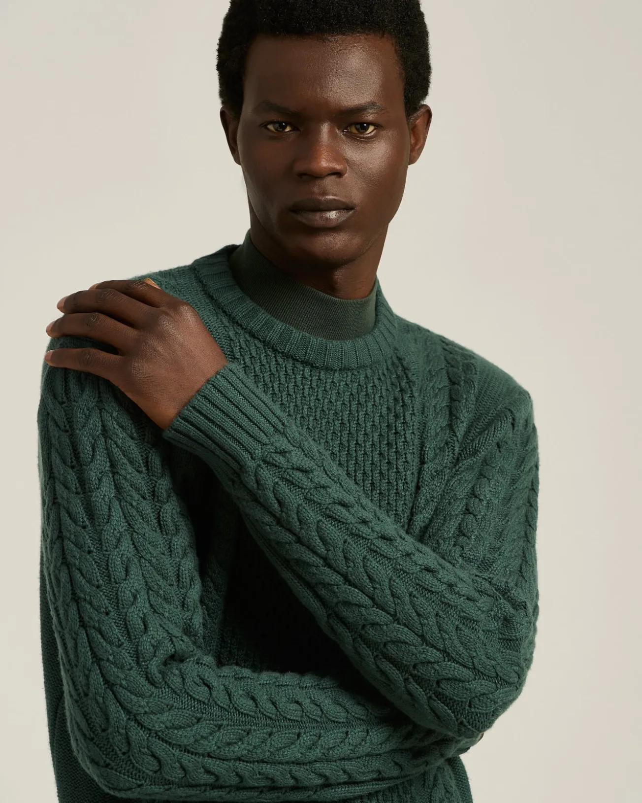 PINE GREEN CABLE-KNIT CASHMERE CREWNECK SWEATER