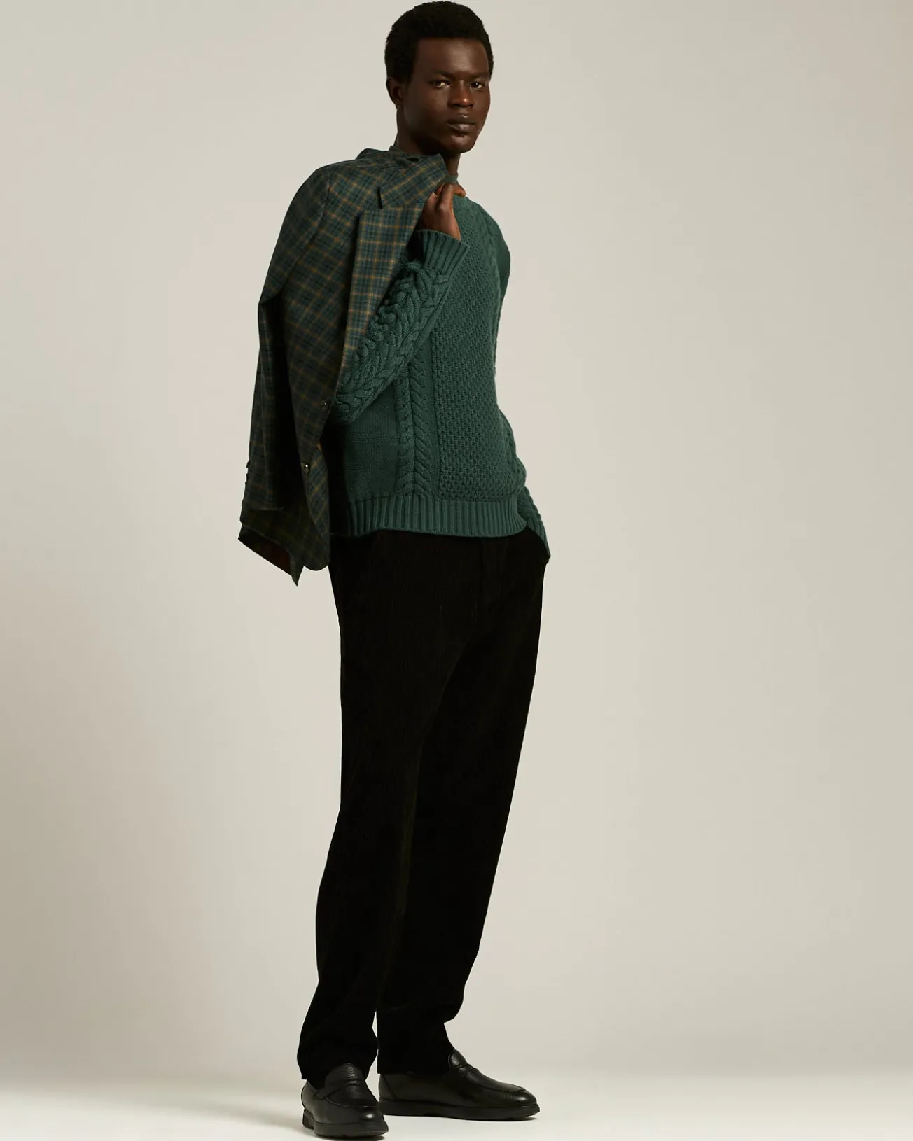 PINE GREEN CABLE-KNIT CASHMERE CREWNECK SWEATER