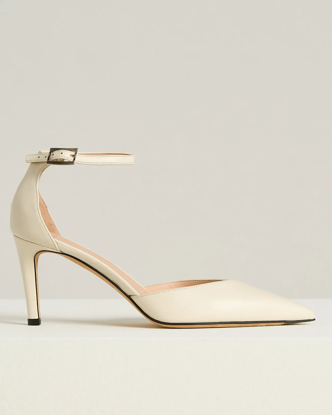 SMOOTH CALFSKIN DÉCOLLETÉ WITH ANKLE STRAP IN MILK WHITE