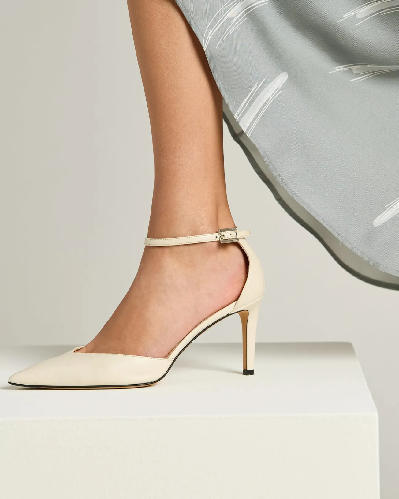 SMOOTH CALFSKIN DÉCOLLETÉ WITH ANKLE STRAP IN MILK WHITE