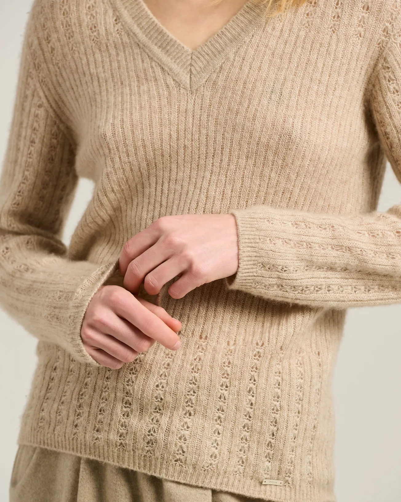 V-NECK OPENWORK SWEATER IN CASHMERE AND SILK BEIGE