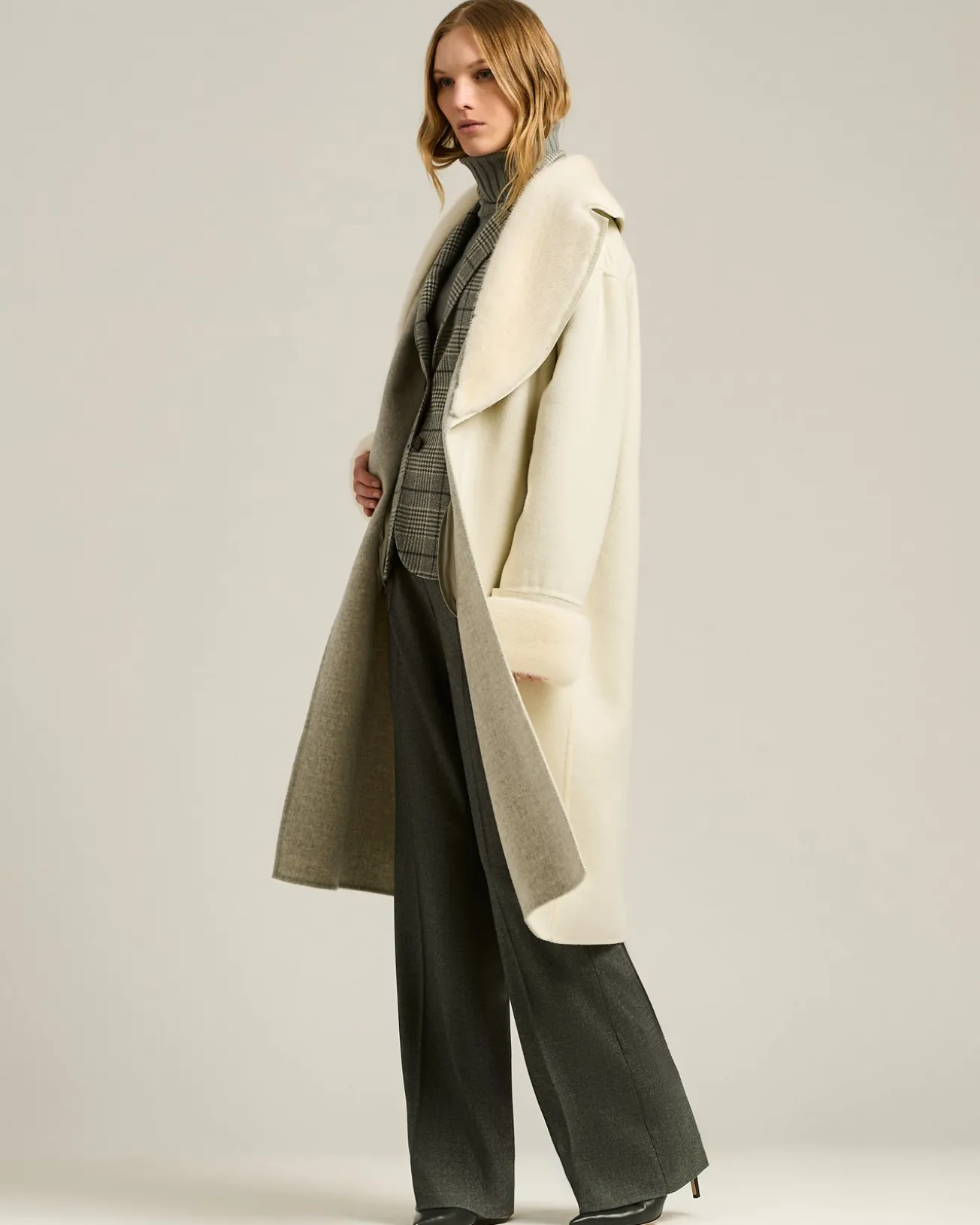 WHITE CASHMERE COAT WITH FUR DETAILS