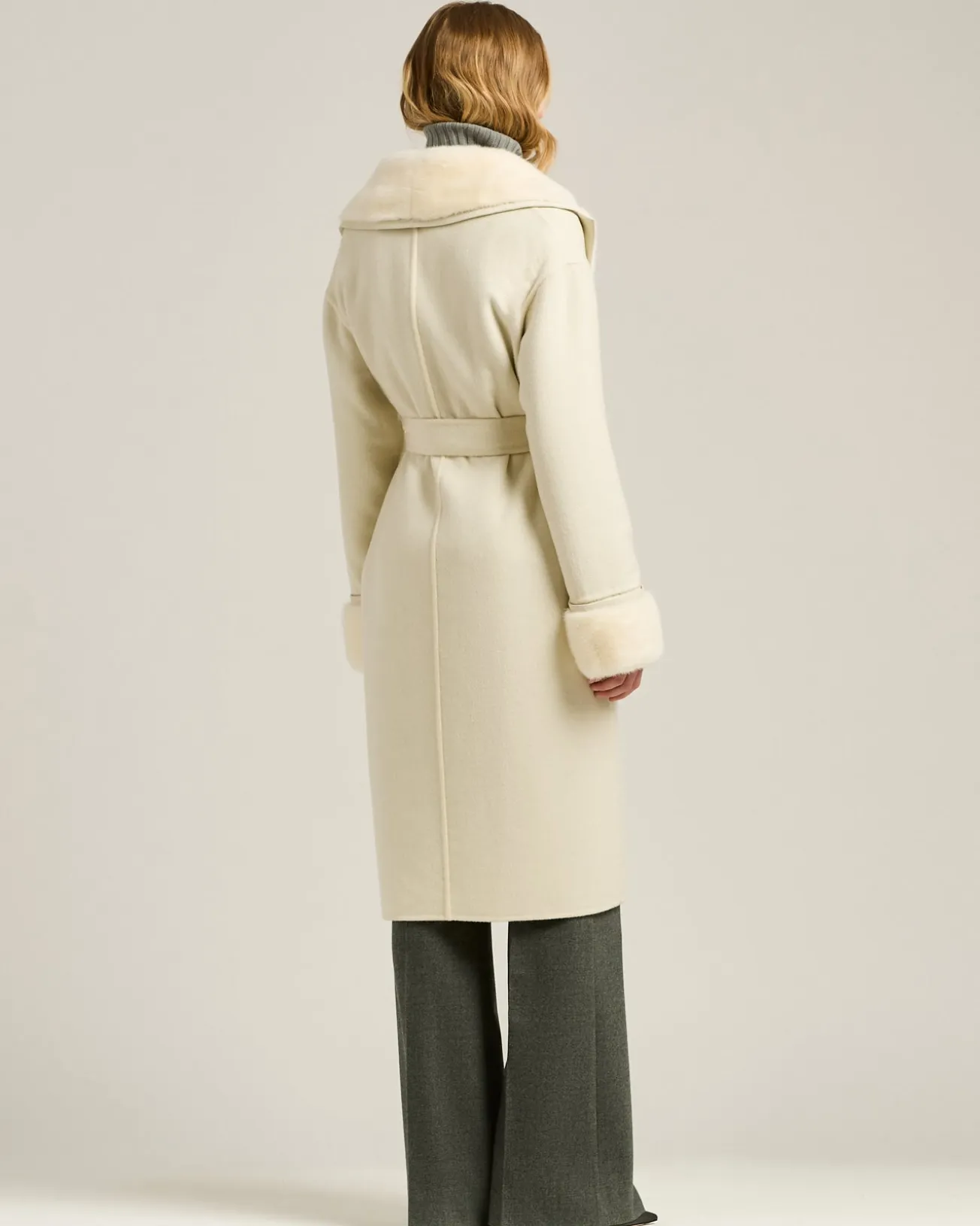 WHITE CASHMERE COAT WITH FUR DETAILS