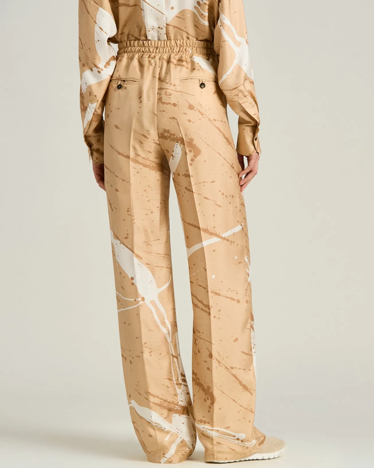 WIDE LEG TROUSERS WITH ABSTRACT PATTERN IN CAMEL SILK