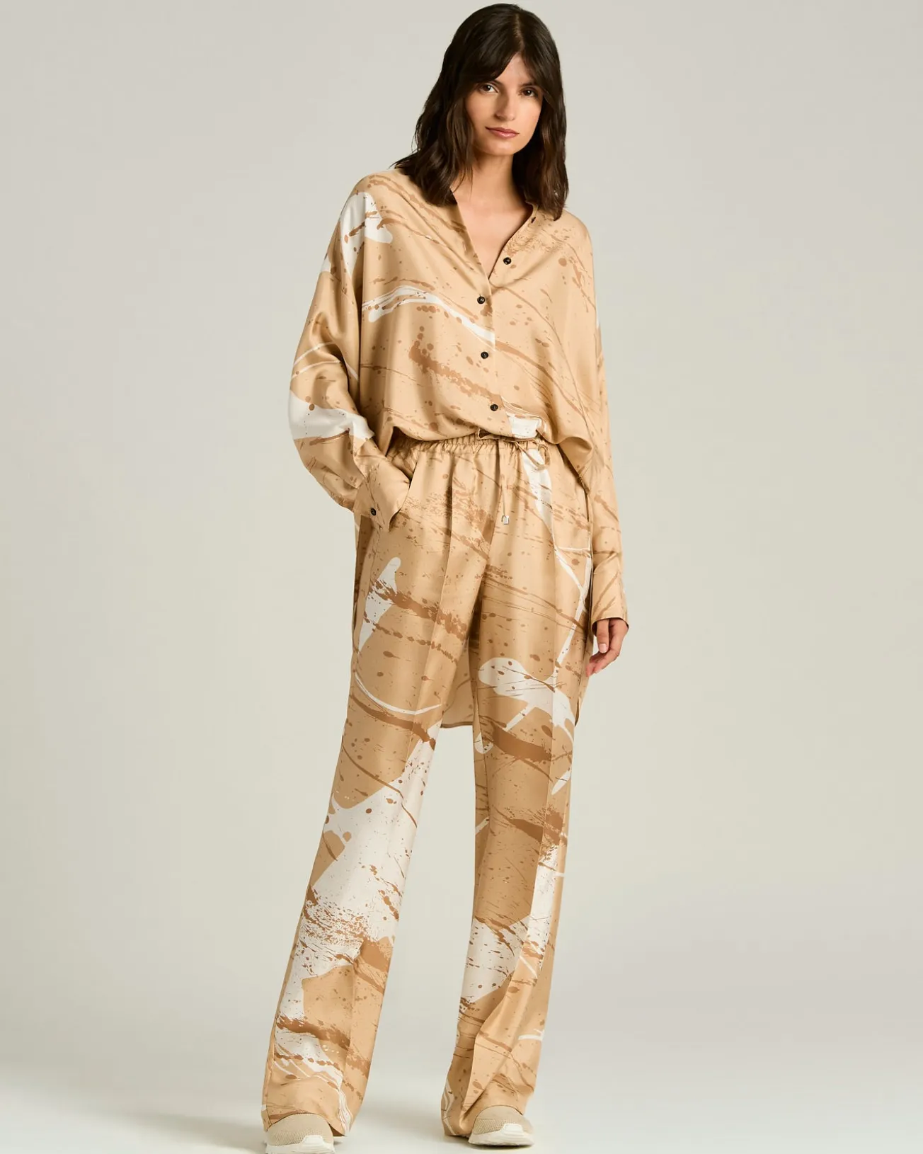 WIDE LEG TROUSERS WITH ABSTRACT PATTERN IN CAMEL SILK