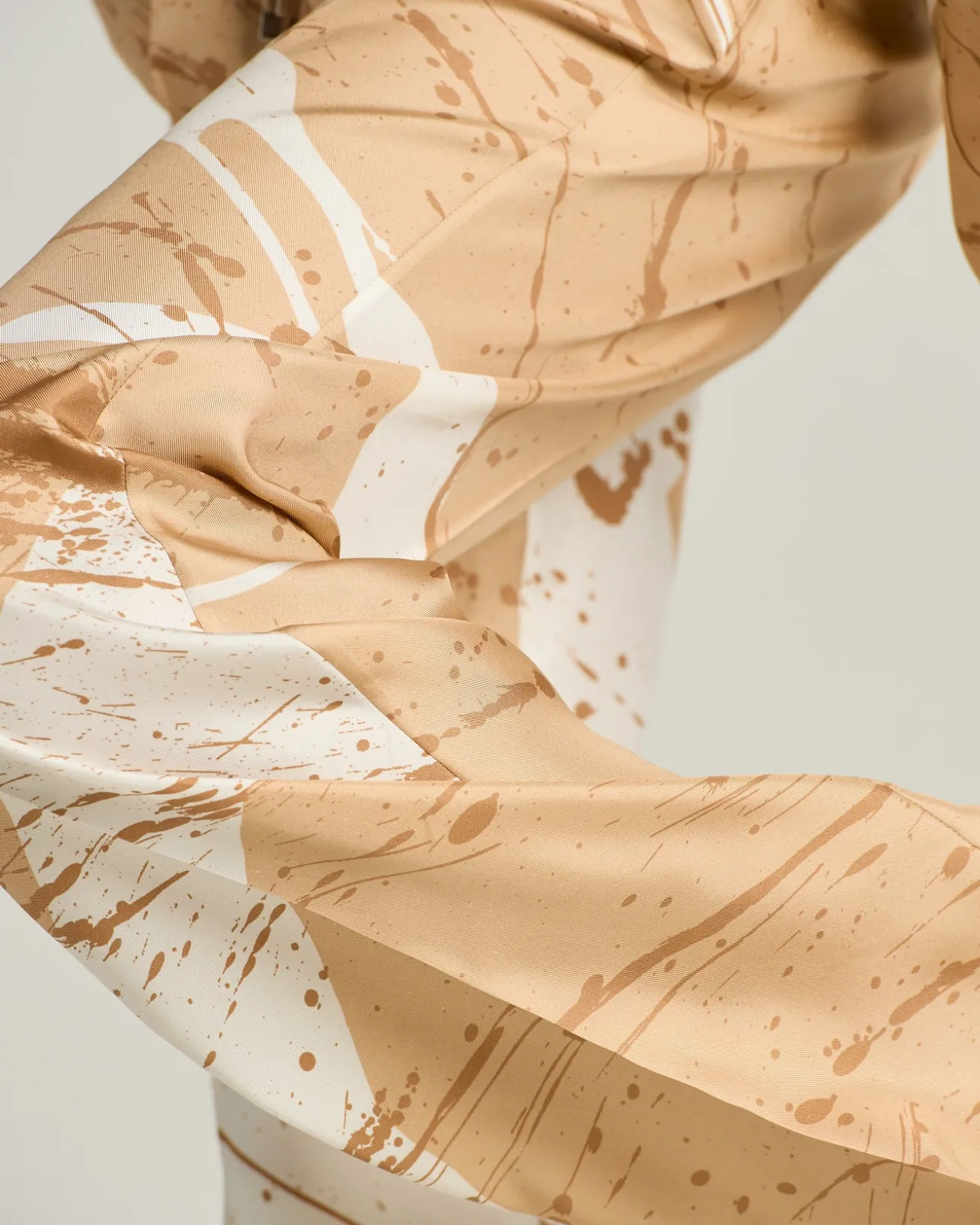 WIDE LEG TROUSERS WITH ABSTRACT PATTERN IN CAMEL SILK